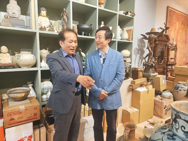 김경수(왼쪽) 한국고미술협회 협회장과 강민우 위원장이 전시에 대해 이야기를 나누고 있다.