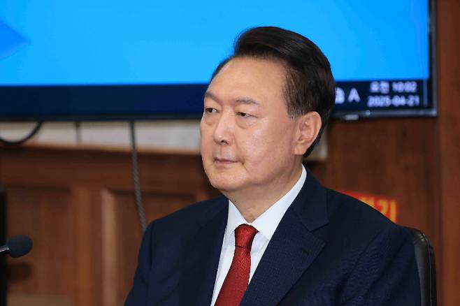 윤석열 전 대통령이 지난달 21일 서초동 서울중앙지법에서 열린 내란 우두머리 혐의에 대한 두 번째 정식 재판에 출석하고 있다. 사진공동취재단