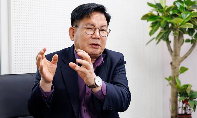 박강수 서울 마포구청장은 시의 25개 자치구 중 구민들의 삶 만족도가 1위인 점을 강조하며 “마포순환열차버스 등을 통해 골목 상권을 비롯한 지역 경제 활성화에 총력을 기울이고 있다”고 말했다. 마포구 제공