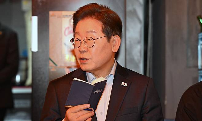 이재명 더불어민주당 대통령 후보가 1일 서울 종로구의 한 음식점에서 열린 비전형 노동자 간담회에 참석해 발언하고 있다. 뉴스1