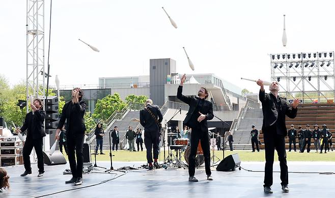 '2025 서울서커스페스티벌' 개막을 하루 앞둔 2일 오전 서울 용산구 노들섬에서 프랑스의 콜렉티브 프로토콜이 저글링 공연인 '원샷' 시연을 하고 있다.