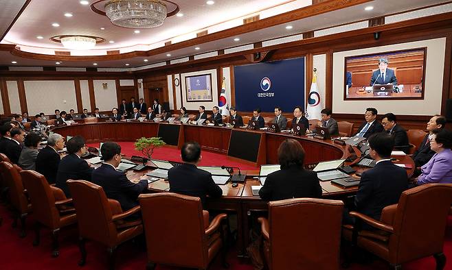 이주호 대통령 권한대행 부총리 겸 교육부 장관이 2일 서울 종로구 정부서울청사에서 열린 국무회의에서 발언을 하고 있다. 교육부 제공