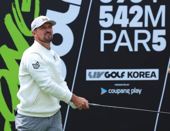 티샷하는 브라이슨 디섐보 - 2일 인천 송도 잭 니클라우스 골프클럽 코리아에서 열린 LIV 골프 코리아 1라운드 3번홀에서 크러셔스 팀 브라이슨 디섐보가 티샷을 하고 있다. 2025.5.2 연합뉴스