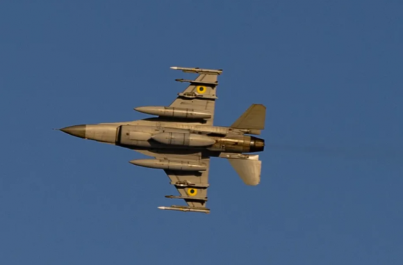 2025년 2월 17일, 우크라이나 드니프로페트로우스크 지역에서 러시아 군 기지를 공격한 것으로 알려진 우크라이나 공군 F-16 전투기가 저고도로 복귀하고 있다. 게티 이미지 / 멀티비츠