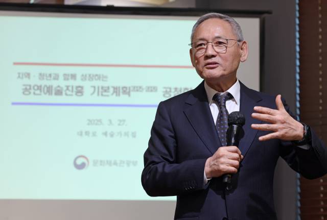 유인촌 문화체육관광부 장관이 지난 3월 27일 서울 종로구 대학로 예술가의집에서 열린 ‘공연예술진흥기본계획’ 공청회에서 인사말을 하고 있다. 사진 제공=문체부