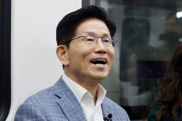 김문수 국민의힘 대선 예비후보가 2일 서울 강남구 수서역에서 GTX-A를 탑승한 뒤 청년서포터즈와 대화를 나누고 있다. 연합뉴스
