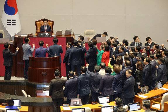 국민의힘 의원들이 5월 1일 오후 서울 여의도 국회에서 열린 본회의에서 최상목 경제부총리 겸 기획재정부 장관 탄핵소추안을 추가 상정하는 의사일정 변경 동의의 건 상정에 우원식 국회의장에게 항의하고 있다. 뉴스1