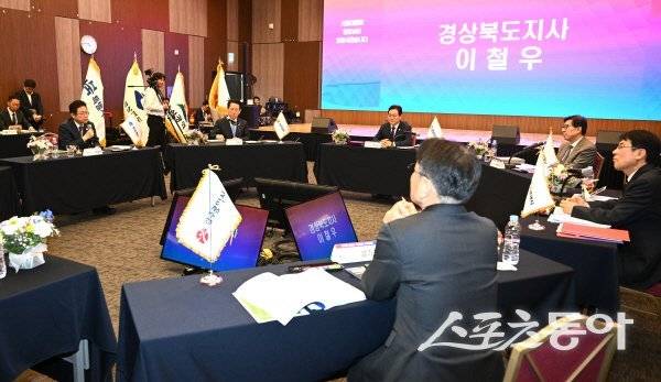 이철우 경북도지사와 영호남 8개 시장 도지사들이 주요 현안을 논의하고 있다. 사진제공 ㅣ 경북도