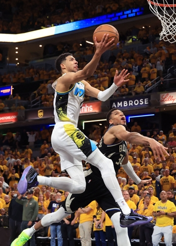 인디애나 할리버튼이 30일 밀워키전에서 경기 종료 직전 아데토쿤보를 뚫고 레이업슛을 하고 있다. AFP연합뉴스