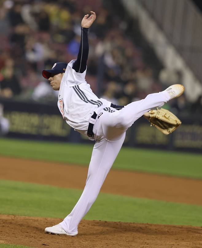 두산 베어스 투수 고효준이 1일 잠실 KT전에서 8회 역투하고 있다. /사진=두산 베어스 제공