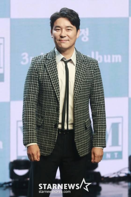 가수 임창정이 8일 오후 서울 강남구 일지아트홀에서 진행된 미니 3집 '멍청이' 발매기념 쇼케이스에 참석해 포즈를 취하고 있다. '멍청이'에는 타이틀곡 멍청이를 포함해 '더 많이 사랑하길', '용서해', '그냥 좋은 날', '멍청이(Inst.)' 총 5곡이 수록됐다. /2023.02.08