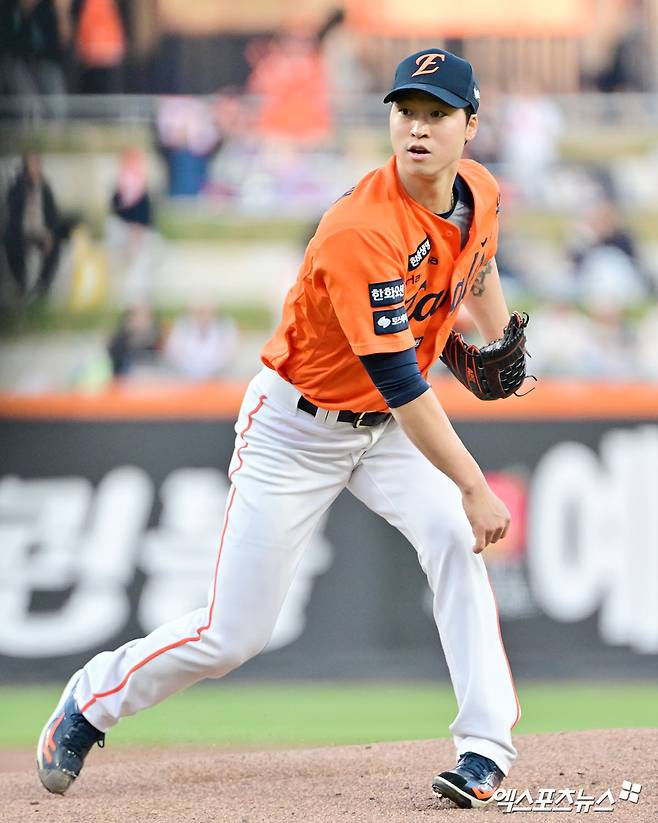 25일 오후 대전 한화생명 볼파크에서 열린 '2025 신한 SOL Bank KBO리그' KT 위즈와 한화 이글스의 경기, 1회초 한화 선발투수 엄상백이 공을 힘차게 던지고 있다. 엑스포츠뉴스DB