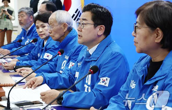 박찬대 더불어민주당 상임 총괄선거대책위원장이 2일 오전 서울 여의도 중앙당사에서 열린 중앙선거대책위원회의에서 모두 발언을 하고 있다. 2025.5.2/뉴스1 ⓒ News1 김민지 기자