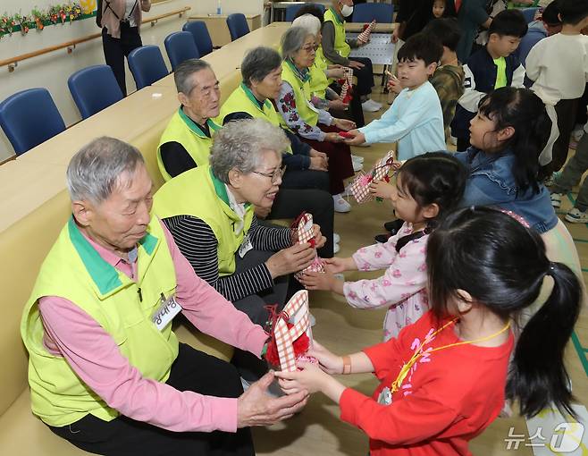 지난해 5월 7일 경기 수원시 팔달구 팔달노인복지관에서 관내 어린이집 아이들이 어르신들에게 카네이션을 달아주고 있다. 2024.5.7/뉴스1 ⓒ News1 김영운 기자