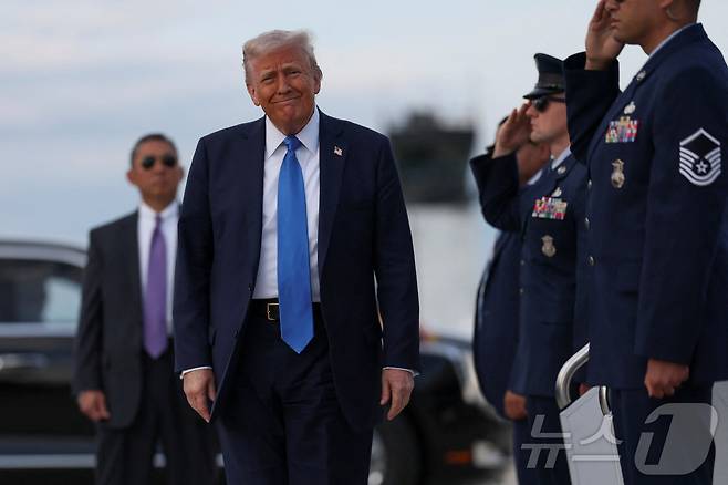 도널드 트럼프 미국 대통령이 지난 1일(현지시간) 미국 앨라배마주 터스칼루사 국립 공항에 도착한 뒤 차량으로 이동하고 있다. ⓒ 로이터=뉴스1 ⓒ News1 류정민 특파원