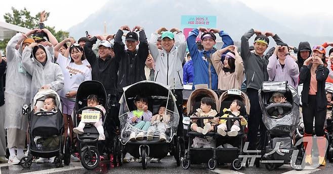 오세훈 서울시장과 가수 션 등 참가자들이 3일 오전 서울 종로구 광화문광장에서 열린 '2025 서울 유아차 런'에서 하트 포즈를 취하고 있다. 2025.5.3/뉴스1 ⓒ News1 김성진 기자