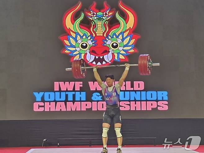 박주현이 세계주니어역도선수권에서 3관왕에 올랐다. (대한역도연맹 제공)
