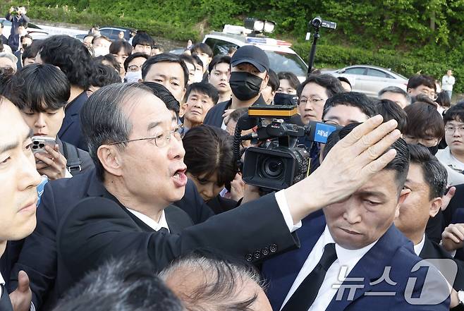 한덕수 전 국무총리가 2일 국립5.18민주묘역을 참배하려다 시민단체 반발로 입장이 막히자 "나도 호남사람입니다"라고 외치고 있다. 2025.5.2/뉴스1 ⓒ News1 김태성 기자