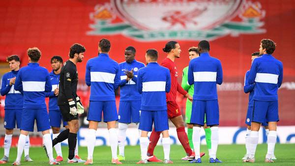 2020년 EPL에서 첫 우승한 리버풀 선수들에게 '가드 오브 아너'를 행한 첼시. 로이터연합뉴스