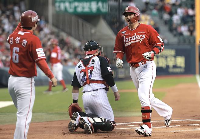 2일 잠실야구장에서 열린 SSG와 LG의 경기, 1회초 1사 1루에서 SSG 최정이 투런 홈런을 친 뒤 홈으로 들어오고 있다./뉴시스