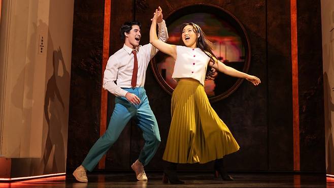 브로드웨이 뮤지컬 '어쩌면 해피엔딩(Maybe Happy Ending)'의 주인공 클레어(오른쪽·헬렌 J 셴)와 올리버(대런 크리스)의 공연 장면. /사진가 매슈 머피 & 에번 짐머먼