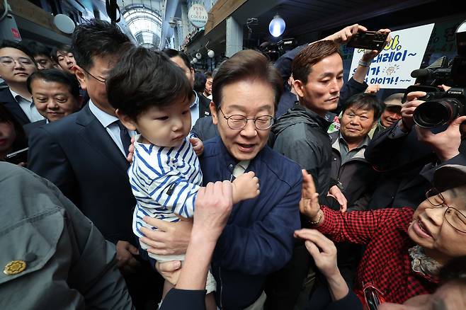 '골목골목 경청투어 : 접경벨트편'에 나선 이재명 더불어민주당 대통령 후보가 2일 오전 강원 철원군 동송전통시장을 찾아 어린이를 안아주고 있다./뉴스1