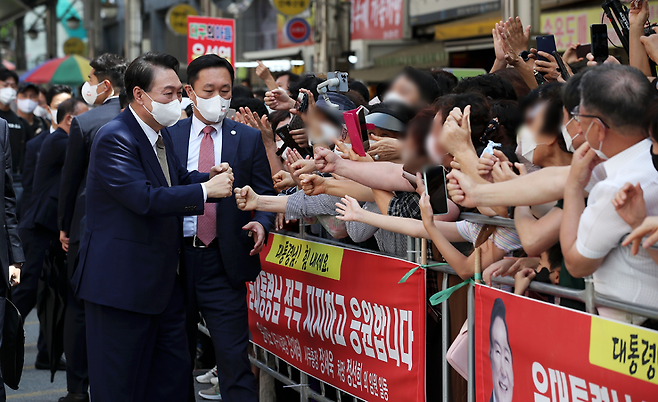 2022년 8월 26일 대구 서문시장을 찾은 윤석열 대통령이 거리에서 대구시민들과 주먹인사를 하고 있다. 동아일보DB