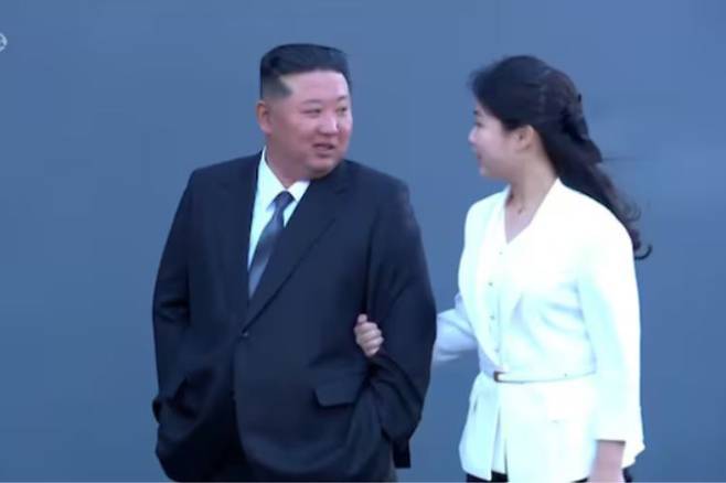 최현호 진수식에서 나란히 걷고 있는 김정은과 김주애. 12살인 김주애는 어느새 김정은과 키가 같아졌다. 조선중앙TV 캡처.