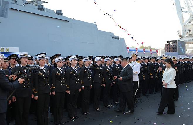 해군 소속 여군들의 정복이 과거와 달라진 것이 눈에 띈다. 뉴스1.