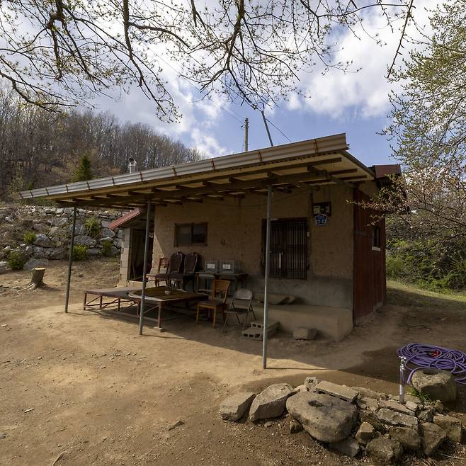 누군가 급하게 사 온 호스(오른쪽 아래)로 물을 뿌려둔 덕분에 오두막은 산불을 견딜 수 있었다. 김진수 선임기자