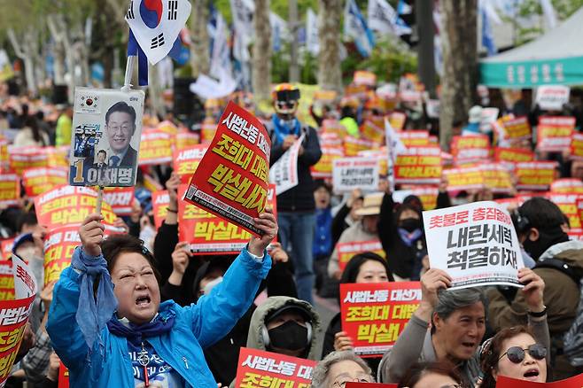 3일 오후 서울 서초구 대법원 인근에서 ‘법비에게 철퇴를! 조희대 대법원 박살내자’ 138차 전국집중 촛불대행진이 촛불행동 주최로 열려 참가자들이 구호를 외치며 손팻말을 들고 있다. 김영원 기자 forever@hani.co.kr