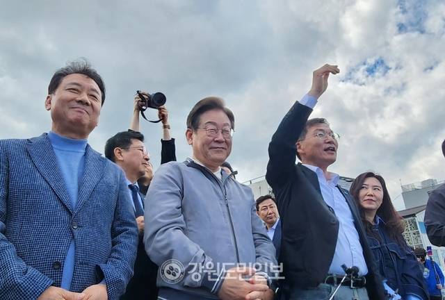 ▲ 더불어민주당 이재명 대선 후보가 3일 강릉 안목커피거리를 찾아 시민, 관광객들을 만났다. 이연제 기자