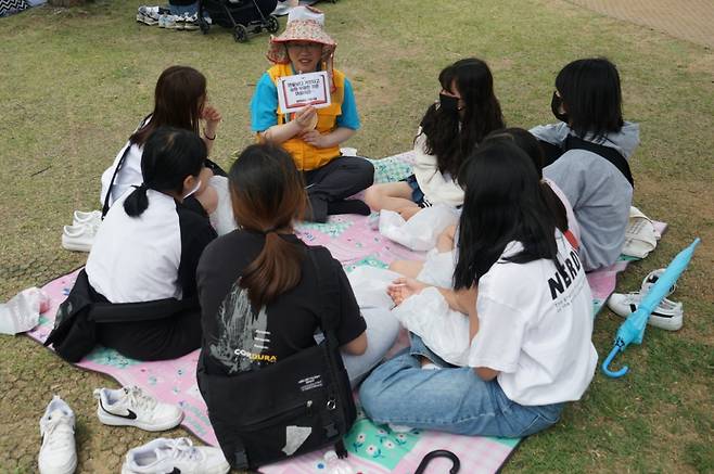 ‘대전 어린이 큰잔치’에서 전도자가 어린이들에게 복음을 제시하고 있다.