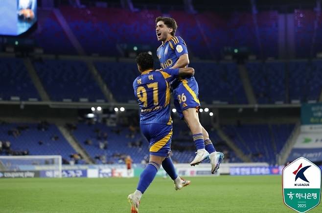 울산 유니폼을 입고 첫 득점에 성공한 라카바. 사진=한국프로축구연맹