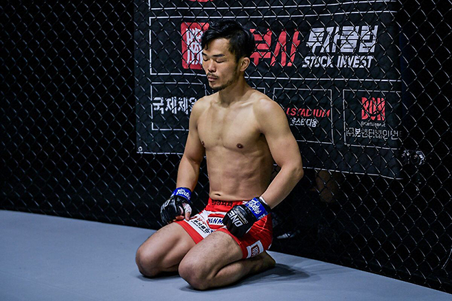 김대환이 2020년 12월 싱가포르체육관 원챔피언십 종합격투기 경기 시작 전 마음을 가다듬고 있다. 사진=Group One Holdings Pte. Ltd.