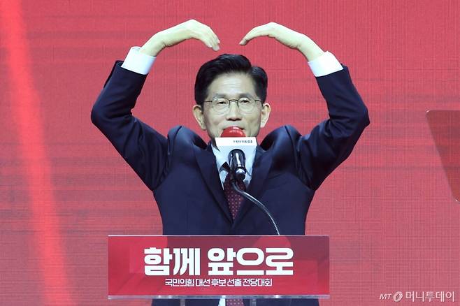 제21대 대통령선거 국민의힘 후보자로 선출된 김문수 후보가 3일 경기 고양시 킨텍스에서 열린 5차 전당대회에서 수락연설을 하고 있다./사진=뉴스1
