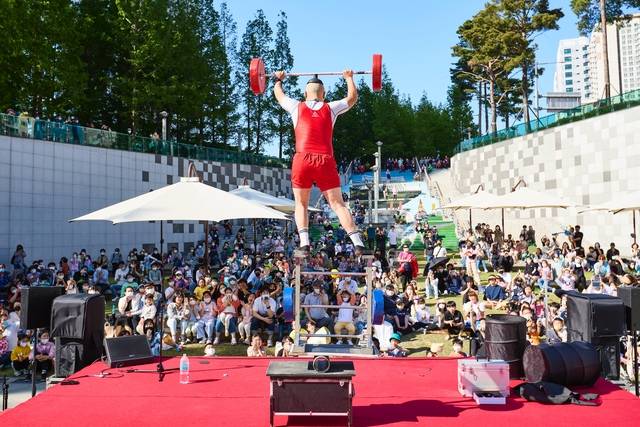 과거 송상현광장에사 어린이날 행사가 열리는 모습. 부산시설공단 제공