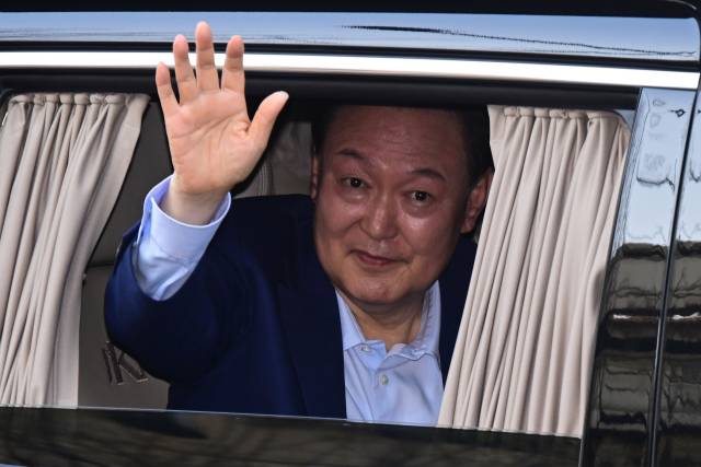 ▲윤석열 전 대통령이 지난 11일 한남동 관저에서 서울 서초구 아크로비스타 사저로 이동하며 지지자들에게 인사하고 있다. ⓒ연합뉴스