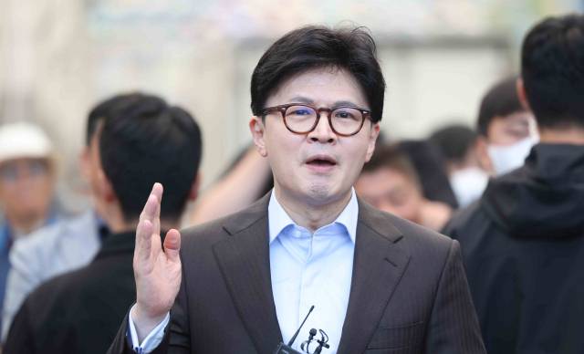 ▲국민의힘 한동훈 대선 경선 후보가 2일 경남 창원시 마산합포구 마산어시장을 찾아 취재진 질문에 답하고 있다. ⓒ연합뉴스