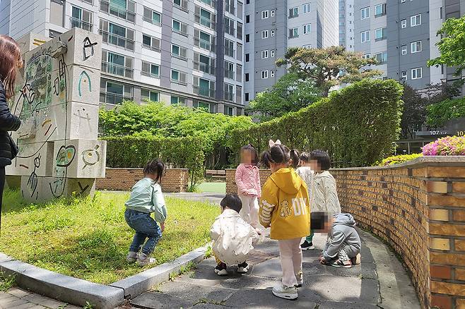 서울 동대문구 전농동의 한 아파트 단지 내에서 활동 중인 어린이집 아이들. 3040 육아부부들은 집값보다 ‘아이를 키우기 좋은 환경’을 먼저 따지며 주거지를 결정한다.