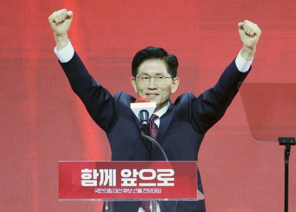 국민의힘 대선 후보로 선출된 김문수 후보 - 국민의힘 대선 후보로 선출된 김문수 후보가 3일 경기 고양시 킨텍스에서 열린 국민의힘 전당대회에서 인사하고 있다. 연합뉴스