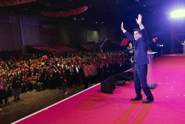 김문수 국민의힘 대선 예비후보가 3일 오후 경기 고양시 킨텍스에서 열린 21대 대통령선거 후보자 선출을 위한 제5차 전당대회에서 대선후보로 선출된 뒤 두손을 들어 환호하고 있다. 성형주 기자