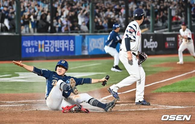 NC 박민우(왼쪽)가 2일 사직 롯데전에서 8회초 김원중의 폭투 때 홈으로 들어오고 있다.