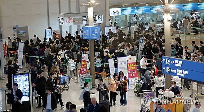 출국보다 힘든 유심 교체 (영종도=연합뉴스) 김인철 기자 = 지난 1일 인천국제공항 제1여객터미널 출국장 내 SK텔레콤 로밍센터에서 출국자들이 유심 교체를 위해 줄을 서고 있다. 2025.5.1 yatoya@yna.co.kr