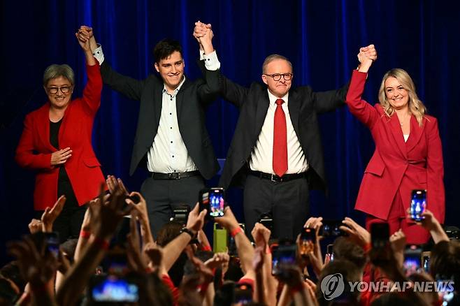 호주총선 노동당 승리…앨버니지, 21년만에 첫 연임 호주 총리 (시드니 AFP=연합뉴스) 3일(현지시간) 호주 시드니에서 앤서니 앨버니지 호주 총리(오른쪽에서 2번째)가 자신의 가족, 페니 웡 호주 외무부 장관(왼쪽에서 첫번째)과 함께 총선 승리에 환호하고 있다. 2025.05.03