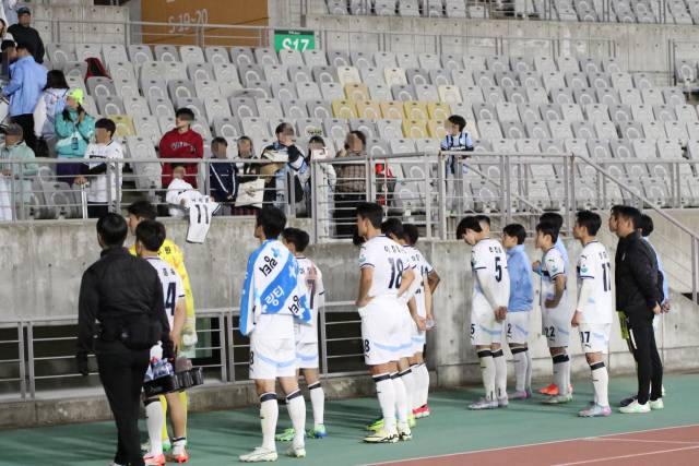 천안시티FC가 4일 오후 화성종합경기타운에서 치러진 '하나은행 K리그2 2025' 10라운드 화성FC의 경기를 1대 2로 패배했다. 경기를 마친 천안 선수들이 서포터즈에게 인사하고 있다. 한국프로축구연맹 제공.