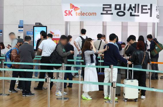 4일 인천국제공항 제1여객터미널 출국장에 마련된 SK텔레콤 로밍센터에서 출국자들이 유심 교체를 위해 줄을 서고 있다. 지난 3일 SK텔레콤은 비정상 인증 시도 차단(FDS) 시스템이 가동되고 있기에 유심을 교체하지 않고 출국했다고 정보가 털리는 것은 아니라며 유심을 교체하지 못하고 출국했다가 유심 정보 유출에 따른 피해를 볼 경우 책임지고 처리할 것이라고 밝혔다.(사진=연합뉴스)