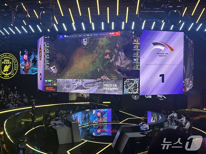 경기 화면 하단에 포스코 고망간강 광고가 나오고 있다 2025.04.30/뉴스1 ⓒ News1 금준혁 기자