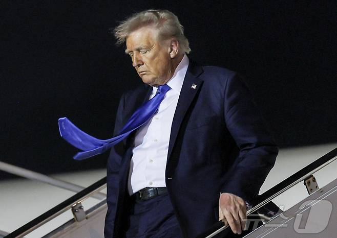 도널드 트럼프 미국 대통령이 지난 1일(현지시간) 미국 플로리다주 웨스트팜비치 팜비치 국제공항에 도착한 에어포스원에서 내리고 있다. ⓒ 로이터=뉴스1 ⓒ News1 류정민 특파원