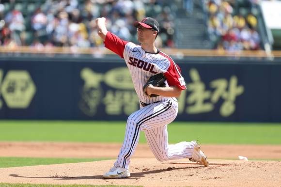 LG 코엔 윈이 4일 서울 잠실구장에서 열린 2025 KBO리그 정규시즌 SSG전서 역투하고 있다. 사진 | LG 트윈스